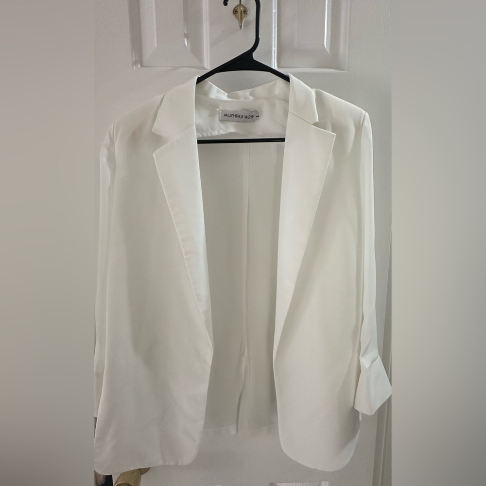 White Thin Women's Blazer New without tag
Size M-L